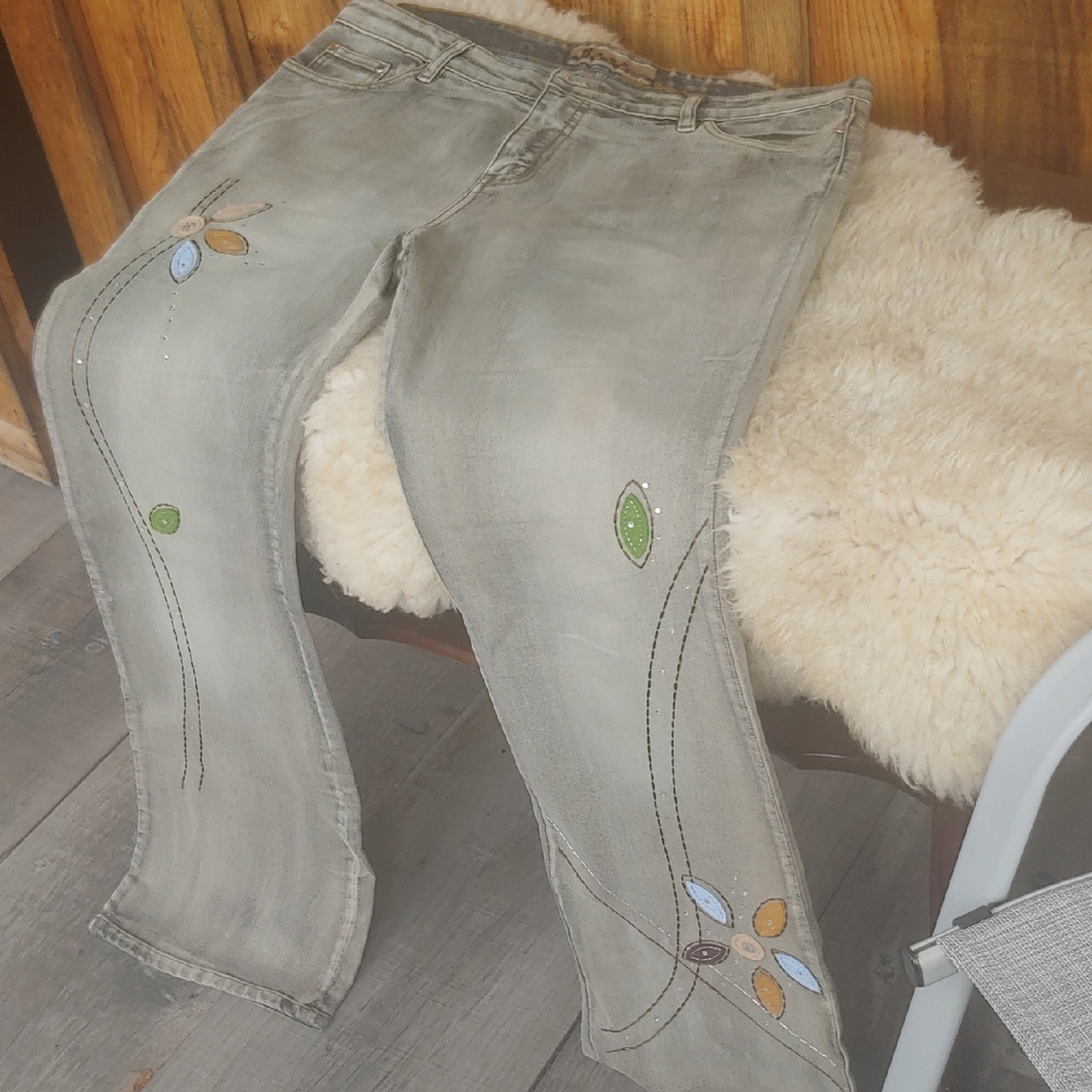 Flared Gray Women’s Jeans with Floral Embroidered Accents